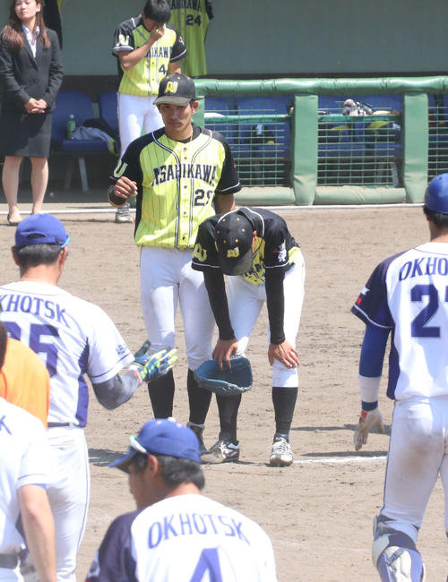 旭川大対東農大北海道　12回完投も優勝を逃し、膝に手をつく旭川大先発の野原（撮影・浅水友輝）