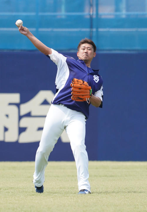 キャッチボールをする松坂（撮影・森本幸一）