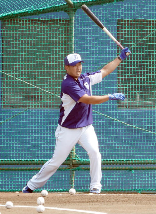 フリー打撃を行う松坂（撮影・森本幸一）