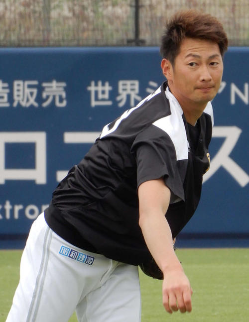 ソフトバンク二保はキャッチボールを行う