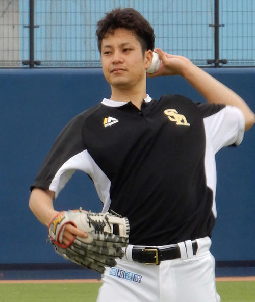 ソフトバンク大竹はキャッチボールを行う