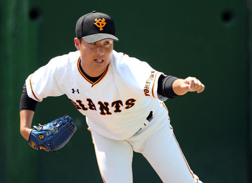 ものすごい形相でブルペン投球する巨人今村（撮影・垰建太）