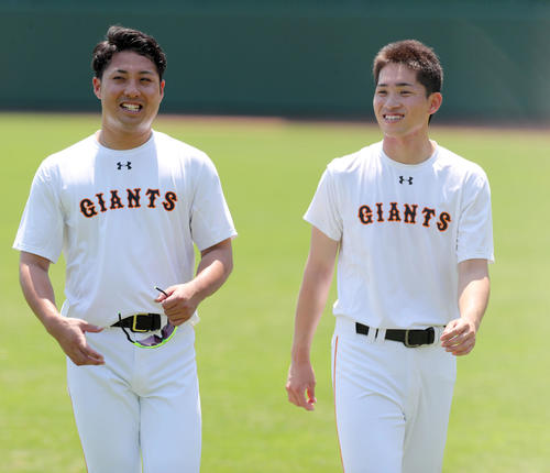 練習中、談笑する巨人高橋（右）と今村（撮影・垰建太）