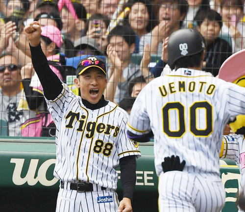 3日、DeNA戦の6回裏阪神無死、矢野監督は左越え本塁打を放った上本を迎える