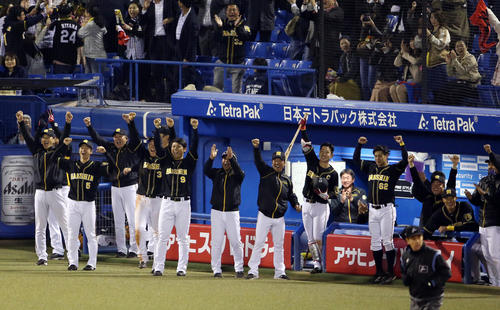 ヤクルト対阪神　中谷の適時二塁打で歓喜する矢野監督（左端）ら阪神ベンチ（2019年5月8日）