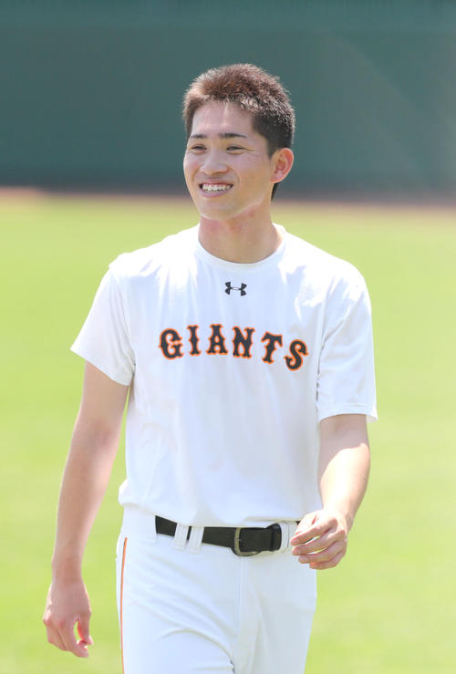 練習中、談笑する巨人高橋優貴（撮影・垰建太）
