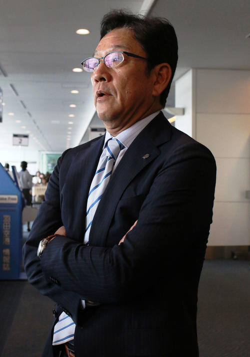羽田空港で取材応対する日本ハム栗山監督（撮影・木下大輔）