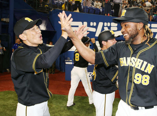 24日、勝利しドリス（右）らナインをハイタッチで迎える阪神矢野監督（撮影・加藤哉）