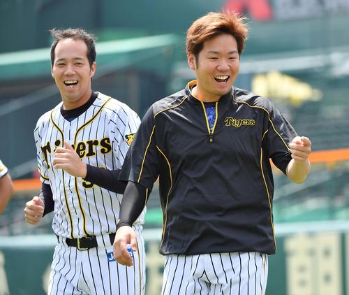 ウオームアップで笑顔を見せる西（右）と青柳（撮影・上田博志）