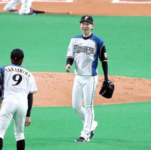 日本ハム対ロッテ　6回表ロッテ無死、清田を遊ゴロにとり笑顔の金子（撮影・黒川智章）