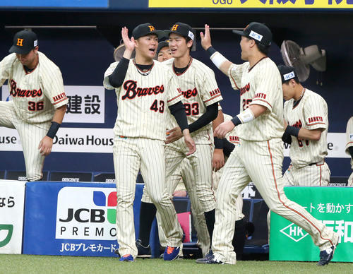 山本由伸は（左から2人目）ソフトバンクに勝利しハイタッチする（撮影・上山淳一）