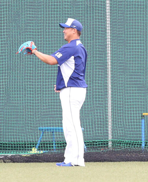 ウエスタン・リーグで先発予定の松坂大輔は外野付近で体をほぐす（撮影・梅根麻紀）