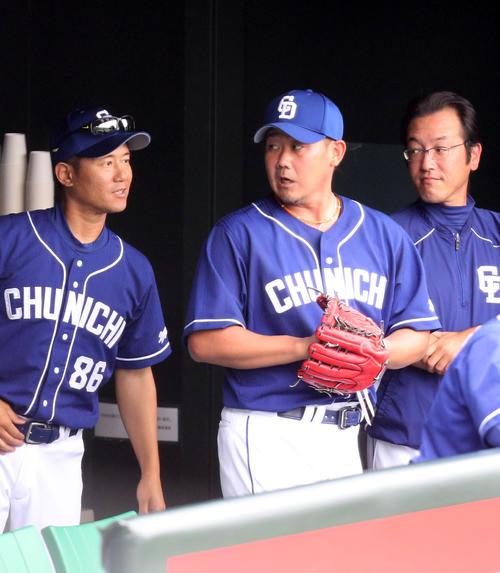 登板前、小笠原孝コーチに声をかけられる松坂大輔（撮影・梅根麻紀）