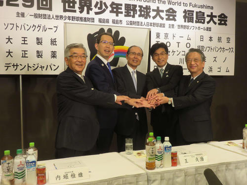 世界少年野球会見に出席した世界少年野球推進財団の王理事長（中央）とNPB斉藤コミッショナー、福島県の内堀知事、福島市の木幡市長、日本野球連盟の清野会長（左から中央を除き）