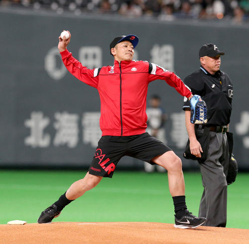 日本ハム対ロッテ　試合前、始球式を務めるコンサドーレ・リレーションズチーム・キャプテンの河合氏（撮影・佐藤翔太）