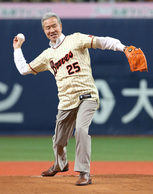 始球式をする阪急ブレーブスOBの山田久志氏（撮影・上山淳一）