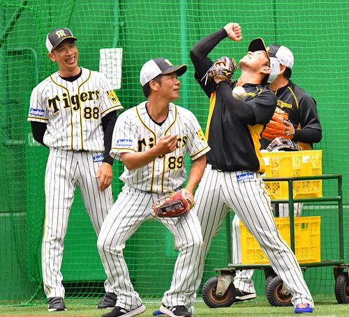 糸原（右）のパフォーマンスに笑顔を見せる矢野監督（左）（撮影・上田博志）