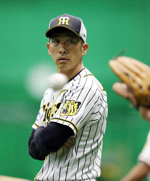 阪神対巨人　室内練習場で選手を見つめる矢野監督（撮影・狩俣裕三）