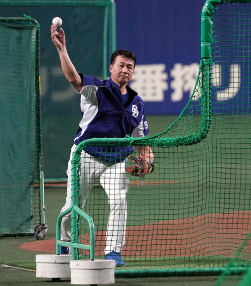 中日対DeNA雨天中止　打撃練習のネットから投球する与田剛監督（撮影・森本幸一）＝2019年5月28日、ナゴヤドーム