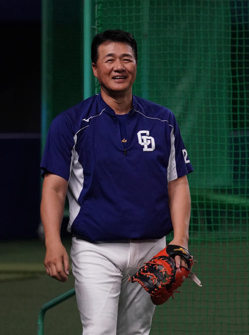 中日対DeNA雨天中止　キャッチボール中、笑顔を見せる与田剛監督（撮影・森本幸一）＝2019年5月28日、ナゴヤドーム