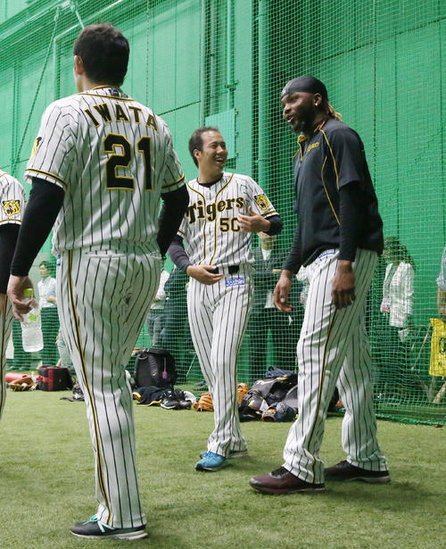 阪神対巨人　室内練習場でドリス（右）と談笑する青柳（中央）。手前は岩田（撮影・狩俣裕三）
