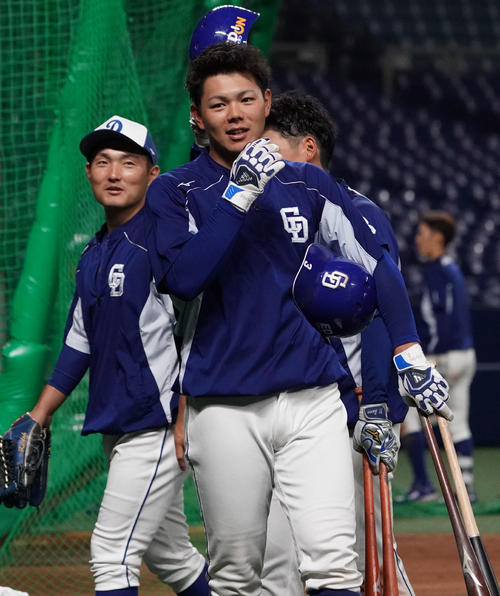 打撃練習を終え明るい表情で引き上げる中日高橋周平（撮影・森本幸一）