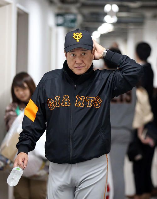 阪神対巨人　雨天中止となり球場を引き揚げる原監督（撮影・狩俣裕三）