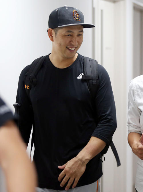阪神戦が雨天中止となり球場を引き揚げる中島（撮影・狩俣裕三）