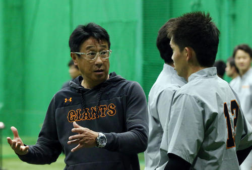 阪神対巨人　雨天中止となり、先発予定だった高橋（右）と話をする宮本投手総合コーチ（撮影・狩俣裕三）