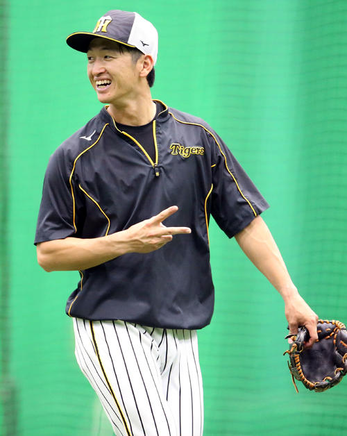 阪神対巨人　室内練習場で笑顔を見せる近本（撮影・狩俣裕三）