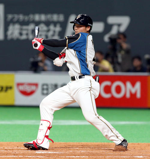 日本ハム対ロッテ　4回裏日本ハム1死二、三塁、清宮は右中間に2点適時二塁打を放つ（撮影・佐藤翔太）