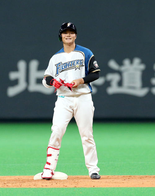 日本ハム対ロッテ　4回裏日本ハム1死二、三塁、適時二塁打を放ち笑顔を見せる清宮（撮影・佐藤翔太）
