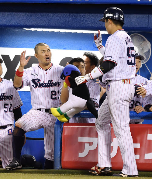 ヤクルト対広島　4回裏ヤクルト無死一塁、右越え2点本塁打を放った村上（右）をタッチで迎える青木（撮影・横山健太）