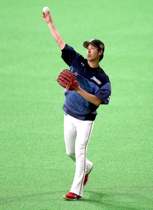 試合前、キャッチボールをする日本ハム吉田侑（撮影・佐藤翔太）