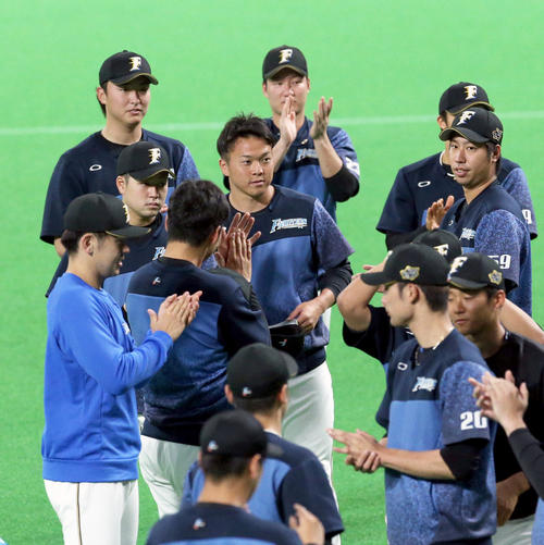 1軍に合流する日本ハム生田目（中央）（撮影・佐藤翔太）