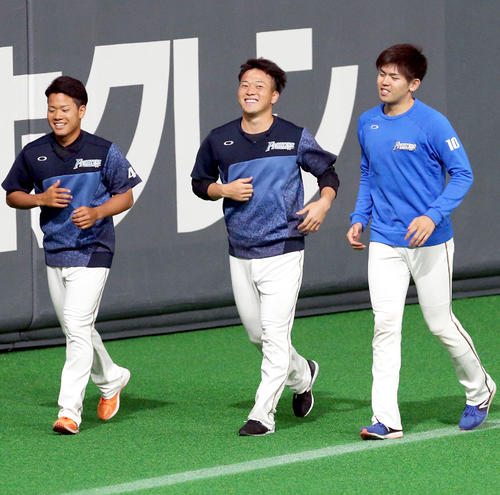 試合前、ランニングをする左から日本ハム福田、生田目、清水（撮影・佐藤翔太）