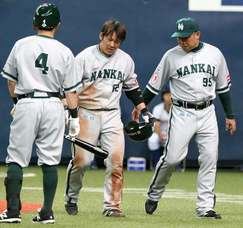 オリックス対ソフトバンク　7回表ソフトバンク1死一、二塁、送りバント成功も負傷の甲斐（中央）は表情をゆがめながらベンチに戻る（撮影・上山淳一）