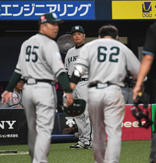 オリックス対ソフトバンク　7回表ソフトバンク1死一、二塁、負傷した甲斐（右）を心配そうに見つめる工藤監督（中央）（撮影・渦原淳）