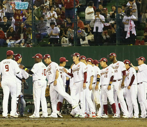 逆転勝利を飾りタッチを交わす楽天ナイン（撮影・足立雅史）