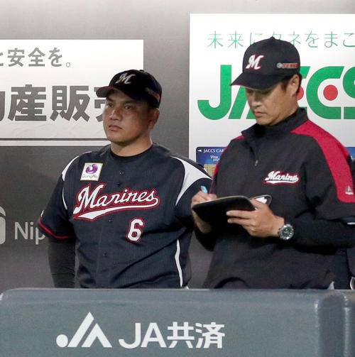 日本ハム対ロッテ　ベンチで険しい表情の井口監督（左奥）（撮影・佐藤翔太）