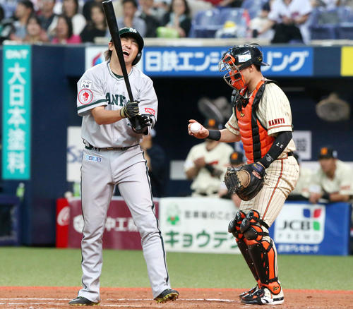 9回表ソフトバンク1死二塁、内川は空振り三振に倒れ悔しい表情を見せる、捕手は若月（撮影・上山淳一）