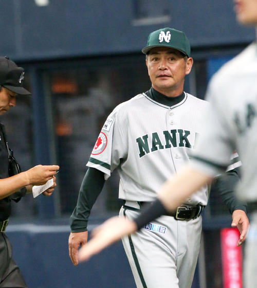 6回裏、工藤監督は主審に交代を告げベンチに戻る（撮影・上山淳一）