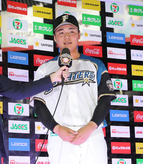 日本ハム対ロッテ　試合終了後、インタビューに応じる日本ハム清宮（撮影・佐藤翔太）