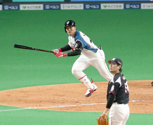 日本ハム対ロッテ　4回裏日本ハム1死二、三塁、右中間に2点適時二塁打を放つ清宮（撮影・黒川智章）