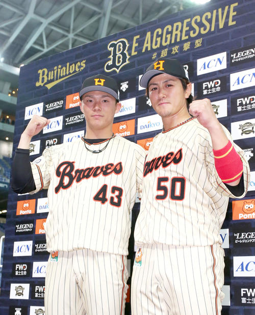 オリックス対ソフトバンク　ヒーローインタビューを終えポーズをとる山本（左）と小田（撮影・上山淳一）