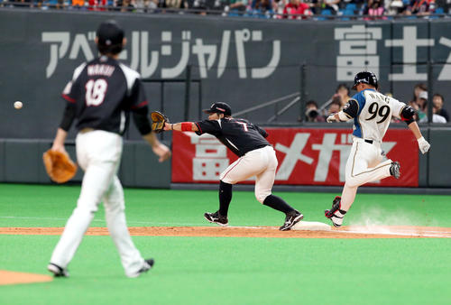 日本ハム対ロッテ　5回裏日本ハム1死一、三塁、王柏融の遊ゴロの間に三塁走者の大田が生還する（撮影・佐藤翔太）