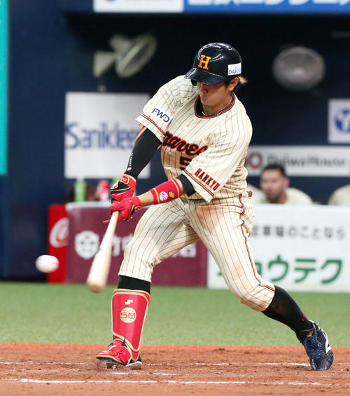 オリックス対ソフトバンク　5回裏オリックス無死一塁、小田は右前打を放つ（撮影・上山淳一）