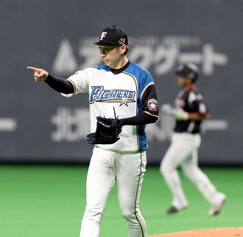日本ハム対ロッテ　4回表ロッテ1死、中村奨を三ゴロに仕留めナインを指さす日本ハム金子（撮影・佐藤翔太）