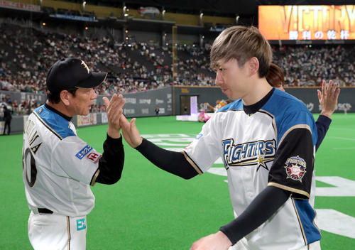 日本ハム対ロッテ　試合終了後、日本ハム金子（右手前）を出迎える栗山監督（撮影・佐藤翔太）