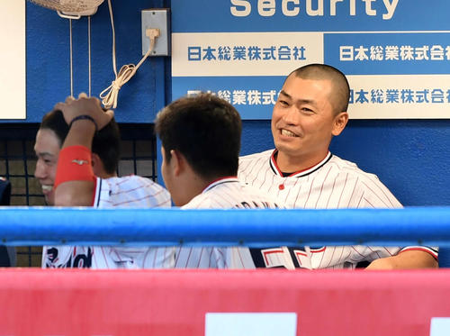 ヤクルト対広島　丸刈り姿をチームメートにいじられるヤクルト青木（右）（撮影・横山健太）
